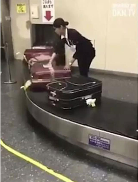 日本工作人员竟然对乘客的行李箱做出这种事情!!